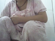 大学女生宿舍厕拍系列6 妹子一边尿尿一边都要睡着了