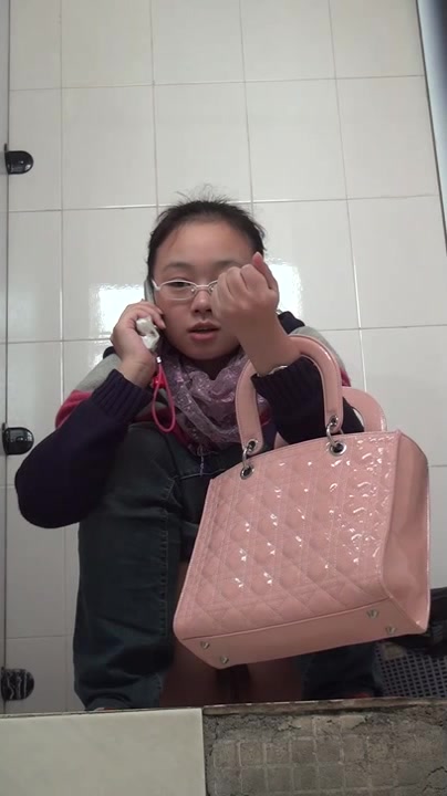 商场排队厕拍系列25 长的还不错的可爱妹子对着镜子搔首弄姿