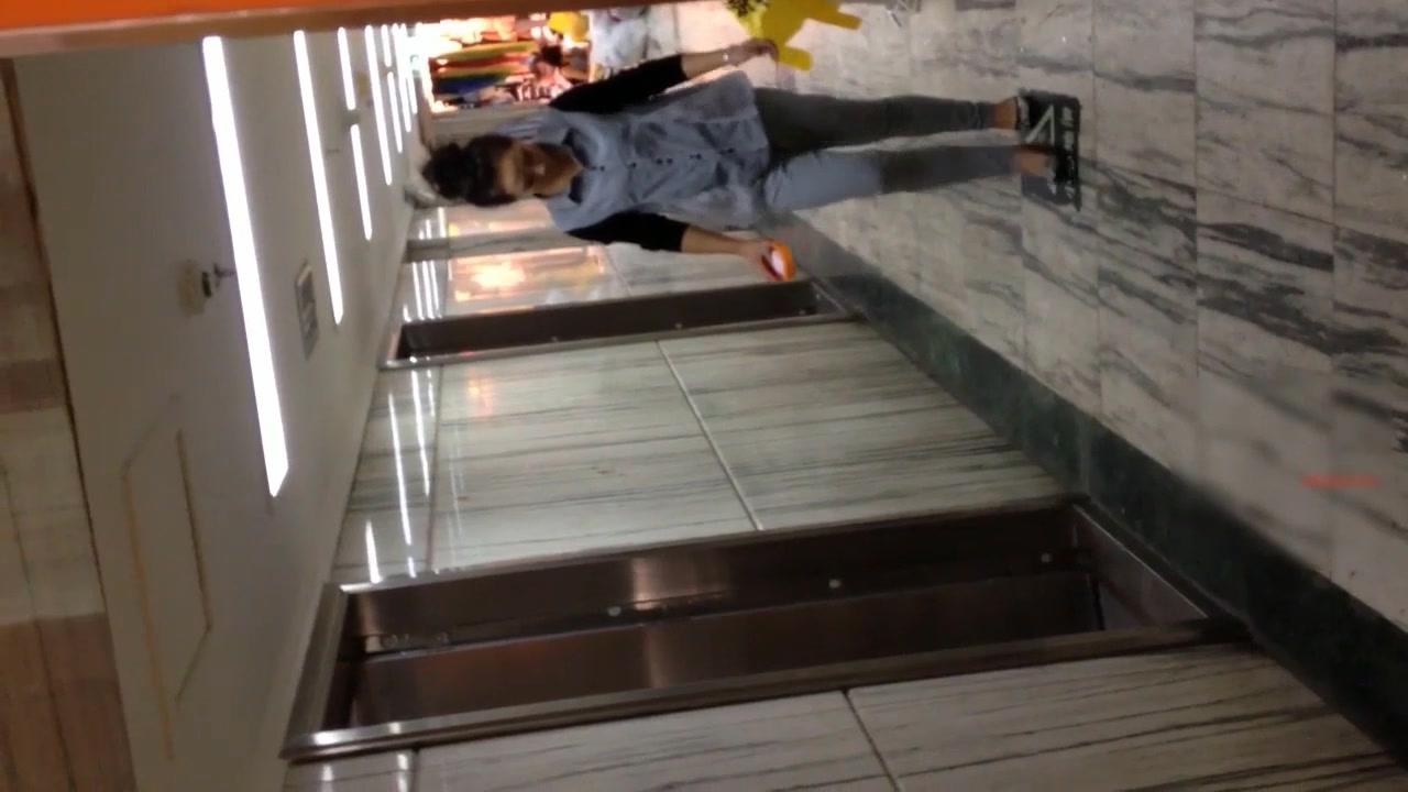 厕拍大神潜入万达广场尾随妹子进女厕偷窥银色丁丁鞋妹子阴唇粘着白带