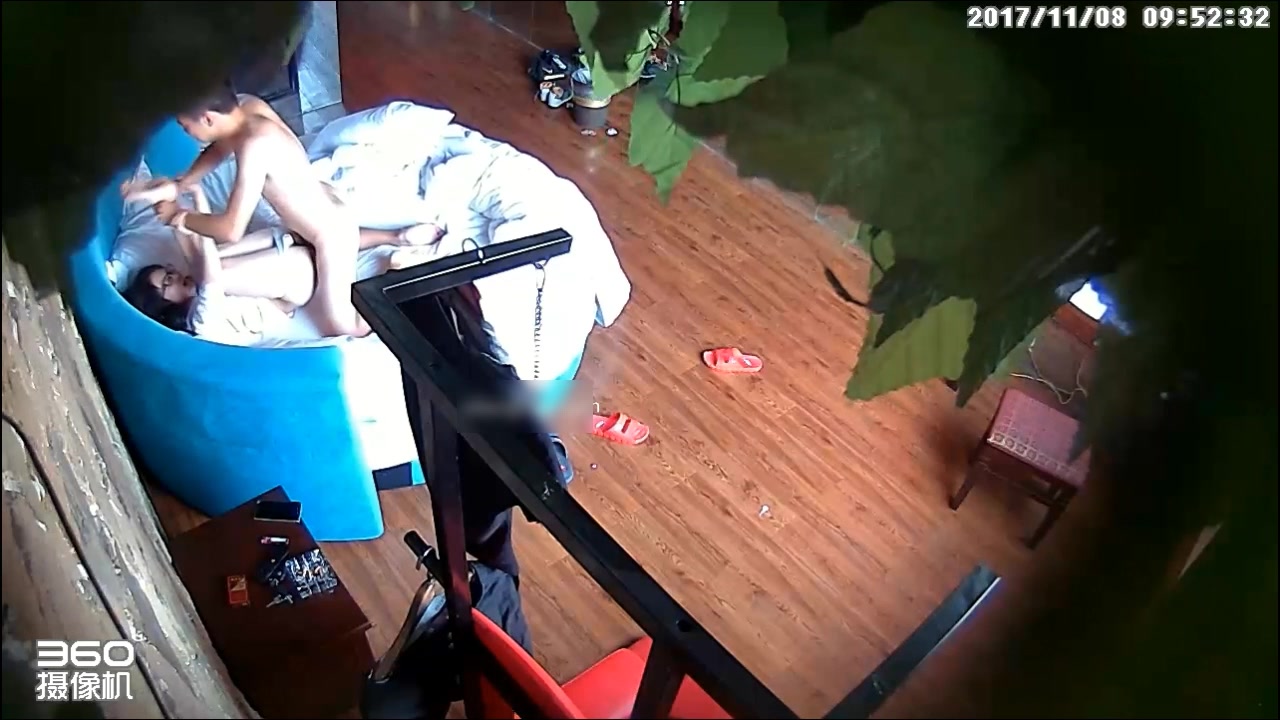 学校附近情趣炮房外表清纯眼镜学妹被男友半脱内裤抠逼娇喘呻吟提屌往里插干的妹子说歇一会吧研究B舔一舔