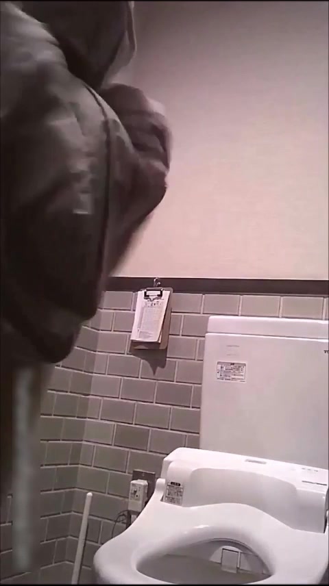 角度非常不错的坐厕前拍第2部修臀裤美眉的逼毛真性感好想用手摸摸