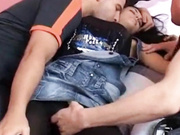 玩点刺激的 把黑丝爆乳骚炮友迷醉和哥们3P轮操她 白虎浪穴无套直接插入 轮操小逼内射中出