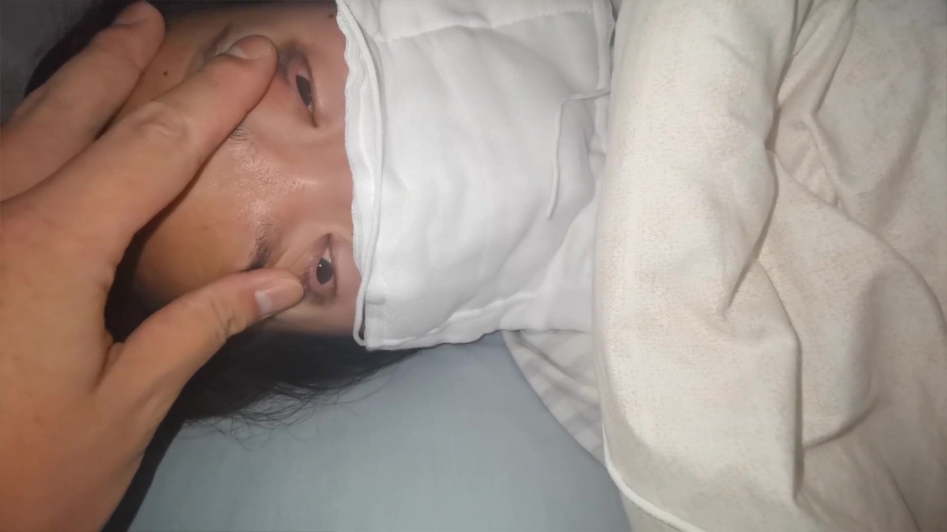 【真实MJ作品】26岁未婚水嫩大姨子被下药迷玩，抠逼吸奶插入时有反应反抗，贵在真实