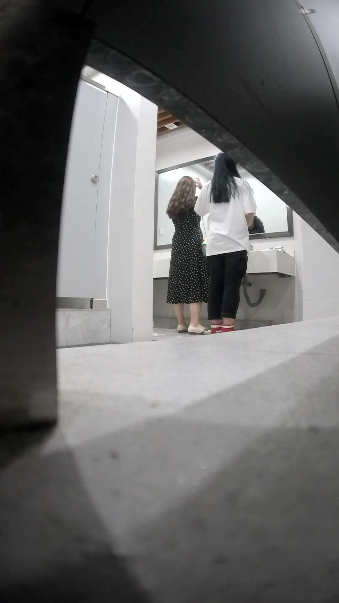 最新流出办公楼厕拍系列 漂亮的妹子尿尿前先要对着镜子来几张美美的自拍