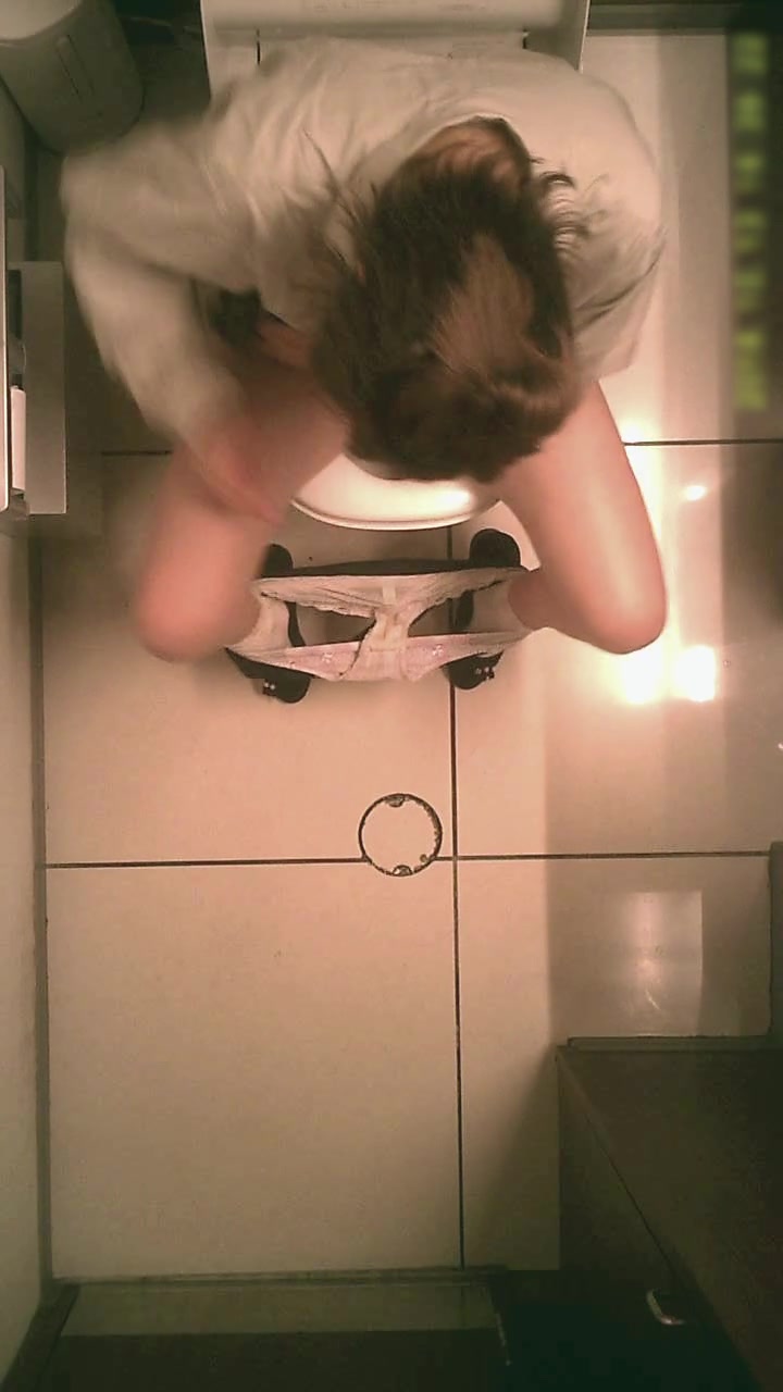 七月外站新流出商场女厕偷拍美女嘘嘘来月经的格子裙美眉用液体冲洗逼逼放了个海绵球进逼里