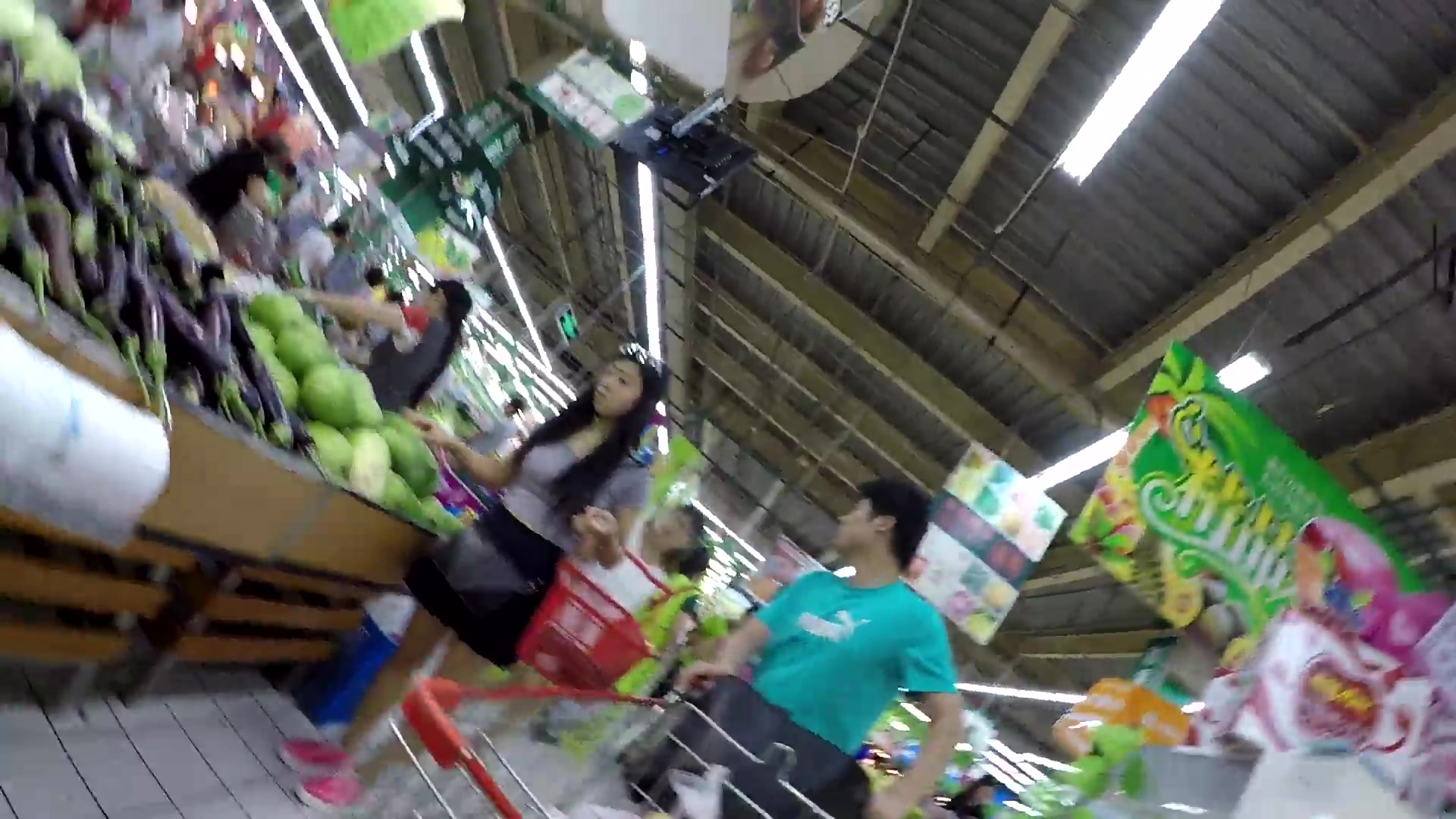 NYY超市抄底系列漂亮清纯的眼镜小妹不穿内裤逛超市 黝黑的毛毛清晰可见