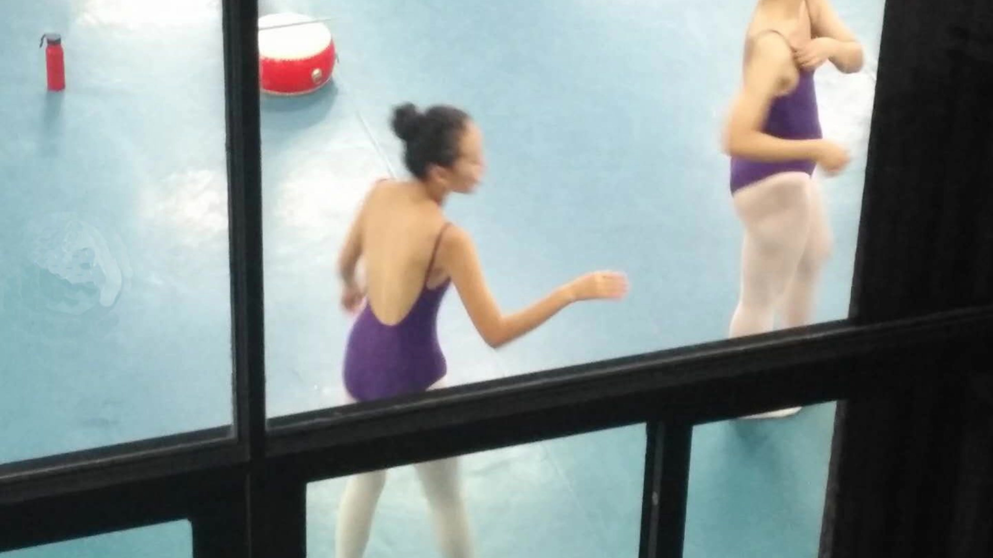 舞蹈训练室窗外看见漂亮妹子穿性感连体舞蹈服练舞蹈就不受控制的想窥视她们的嫩B