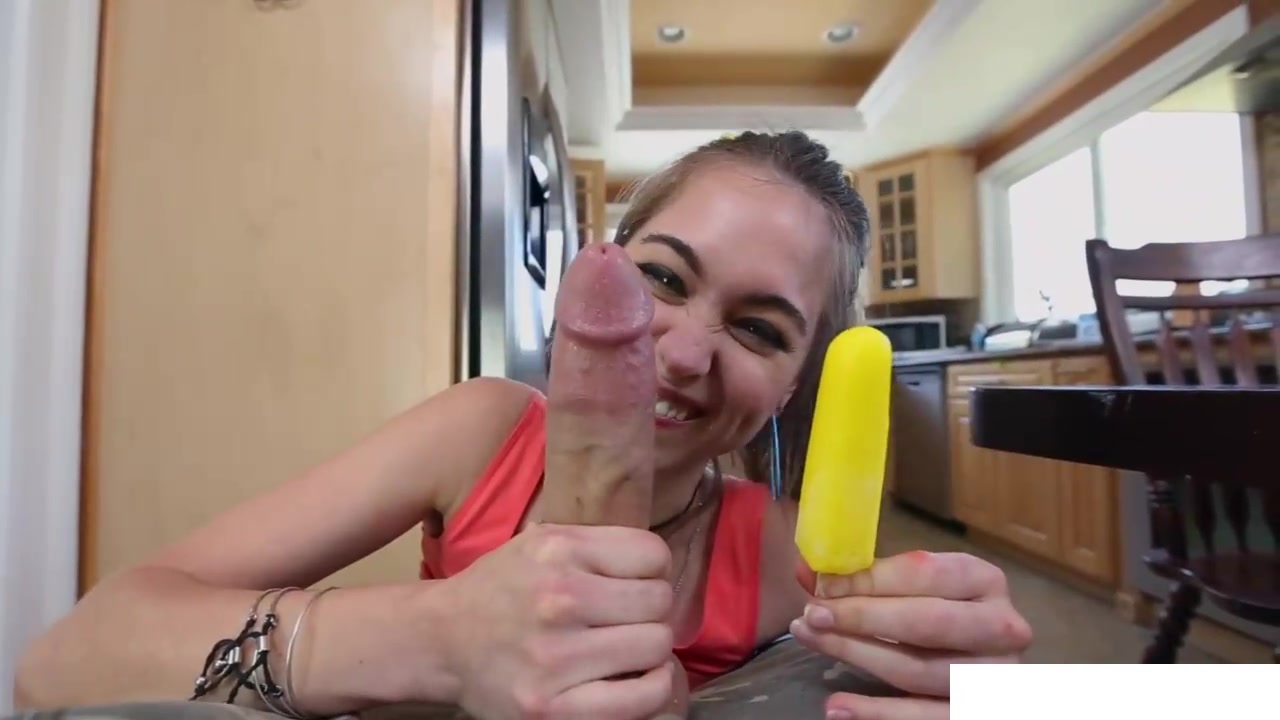 娇小可爱柠檬妹深喉骑乘25公分巨根眉头紧锁