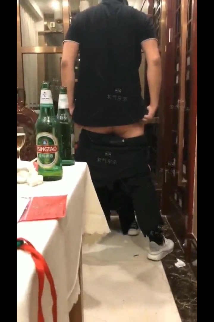 【全網推薦】【網曝門事件】濰坊包間事件！19歲濰坊女包間擦槍走火 翹美臀後入直接操 3男1女思維豬腳盡心盡力～720P高清原版