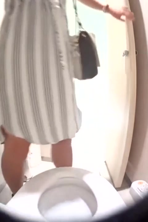 【全網首發】【最新廁拍】十二月最新流出-商場高級座廁前後固定偷拍 看打扮都是些潮流時尚美女 長裙絲襪肥臀鮑魚多多值得收藏～原版高清
