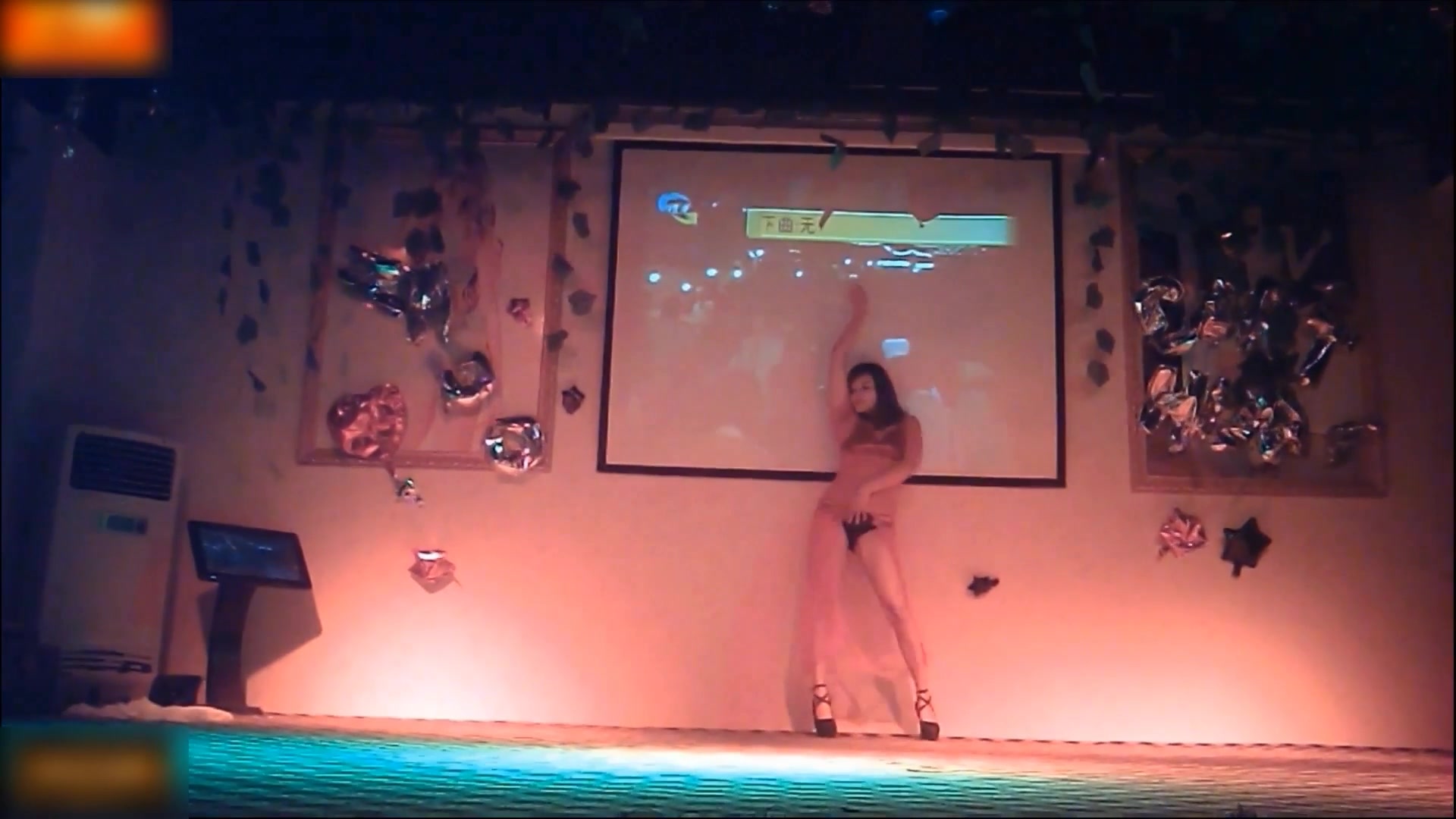 縣城小劇場拍攝到的身材非常SEX的妹子裸體艷舞表演 慢慢脫光挑逗陰毛性感小肥臀一扭一扭絕對誘惑十足 1080P高清原版