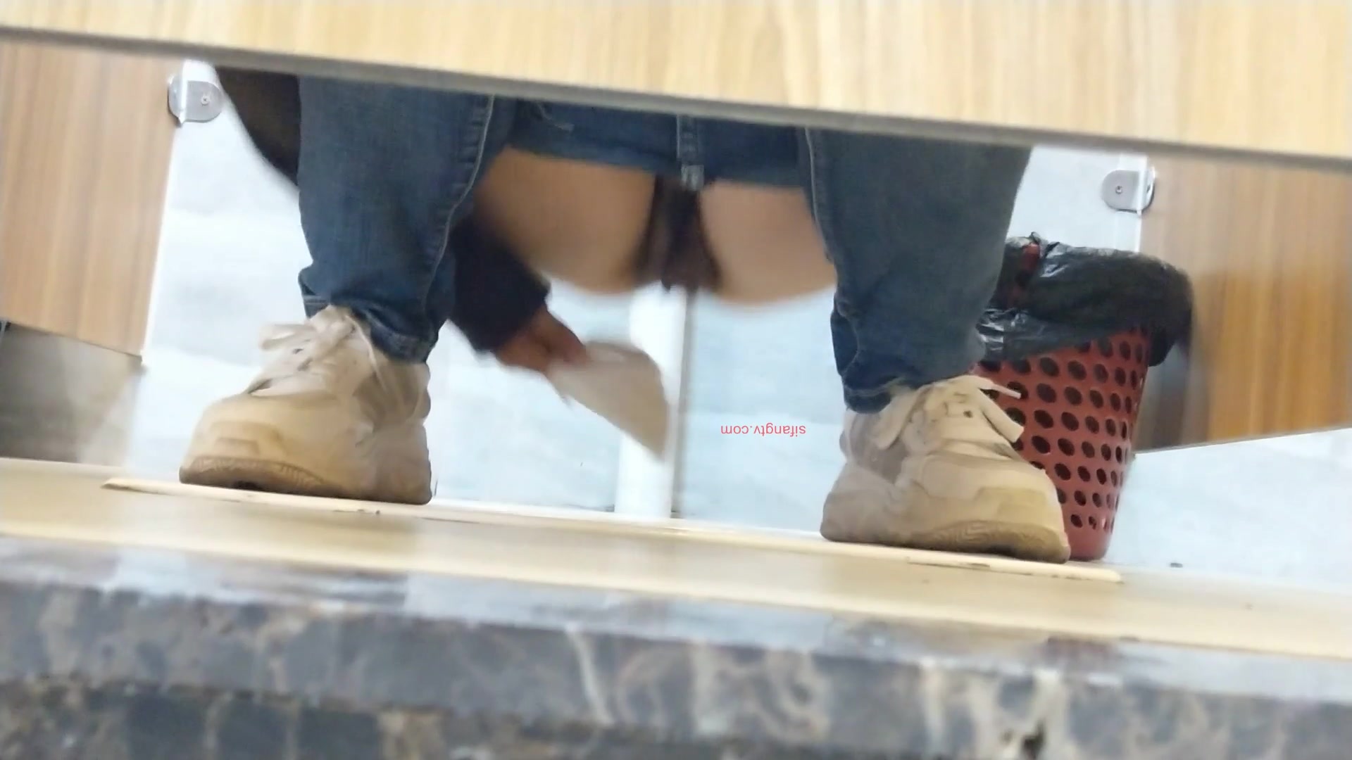 最新流出國內廁拍大神尾隨妹子進入小區公共女廁近距離拍攝 形態各異逼逼看得讓人欲火焚身 1080P原版高清