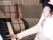 噗噗的钢琴教学，最后忍不住在美穴上狠狠抽插