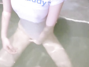 【原创真实乱伦】哄骗刚破处的妹妹一块去洗浴中心，强迫让她穿上半露奶子的泳衣，卫生间出来就拉到休息室掰开嫩逼爆操，下手太重了给操哭了