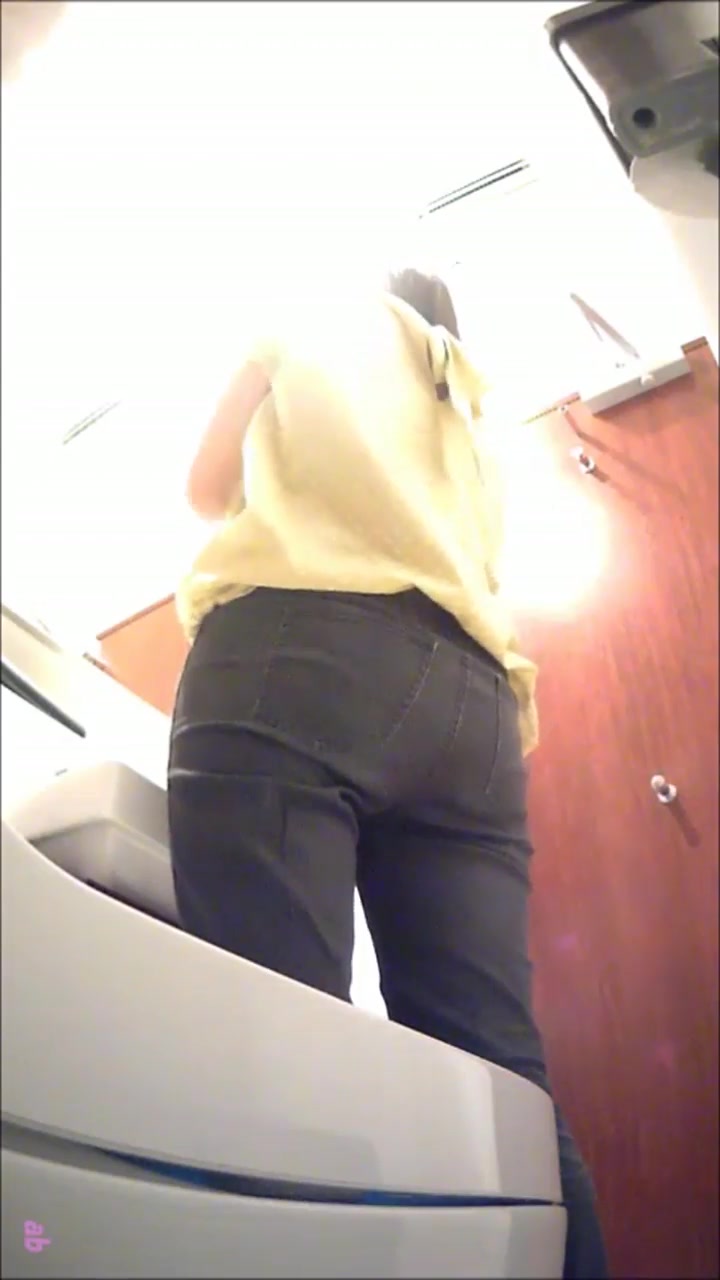 某站最新流出-餐廳公共女廁偷拍到的幾個身材顏值不錯的美女如廁噓噓 逼毛毛性感絕對誘惑 720P高清原版