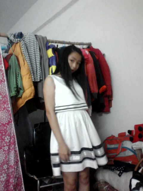 某艺校漂亮小美女试衣间换各种衣服卖萌脱衣自拍视频四部1